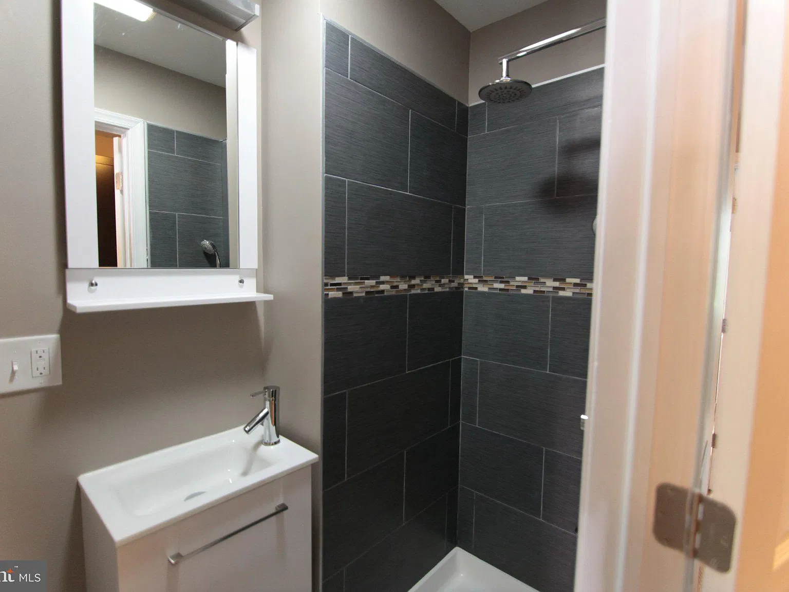 4 bed, 2.0 bath, 1915 sqft, $2,400 — Photo 4