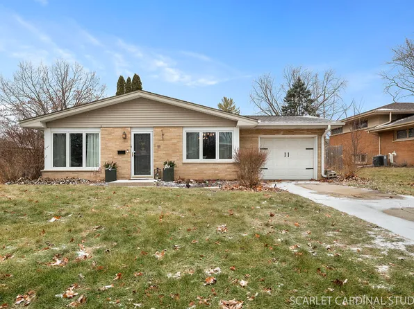 111 Briar Ln, North Aurora, IL 60542