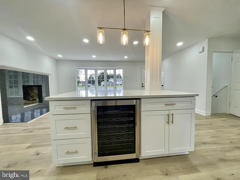 313 Windsor Ct — Photo 6