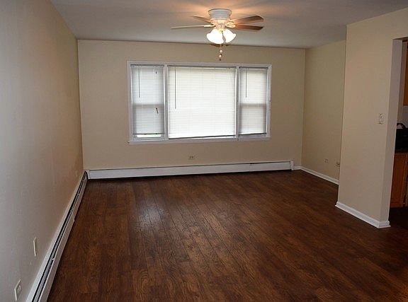 3rd image of 135 Dover Dr APT 1
