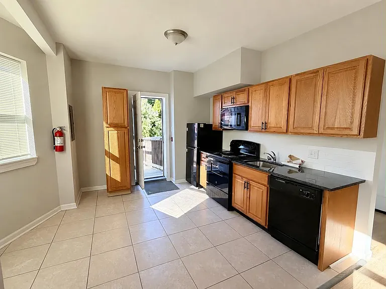 1009 W Main St — Photo 1