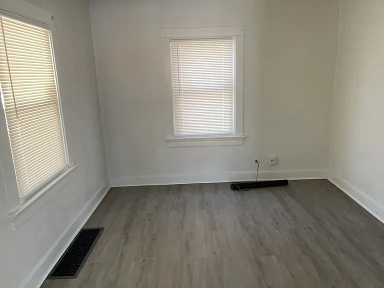 37 S Moss Ave — Photo 3