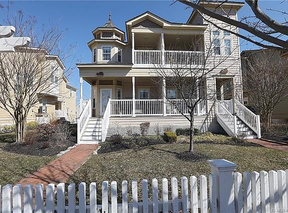 4th image of 319 Centre St