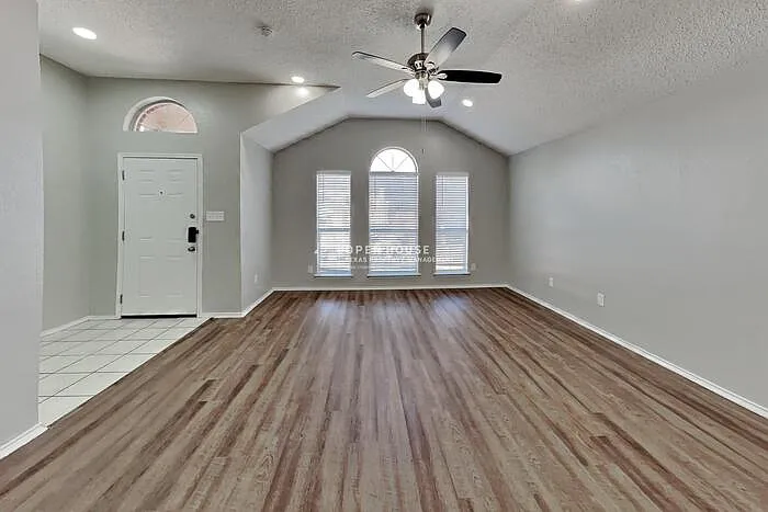 3 bed, 2.0 bath, 1602 sqft, $2,220 — Photo 4