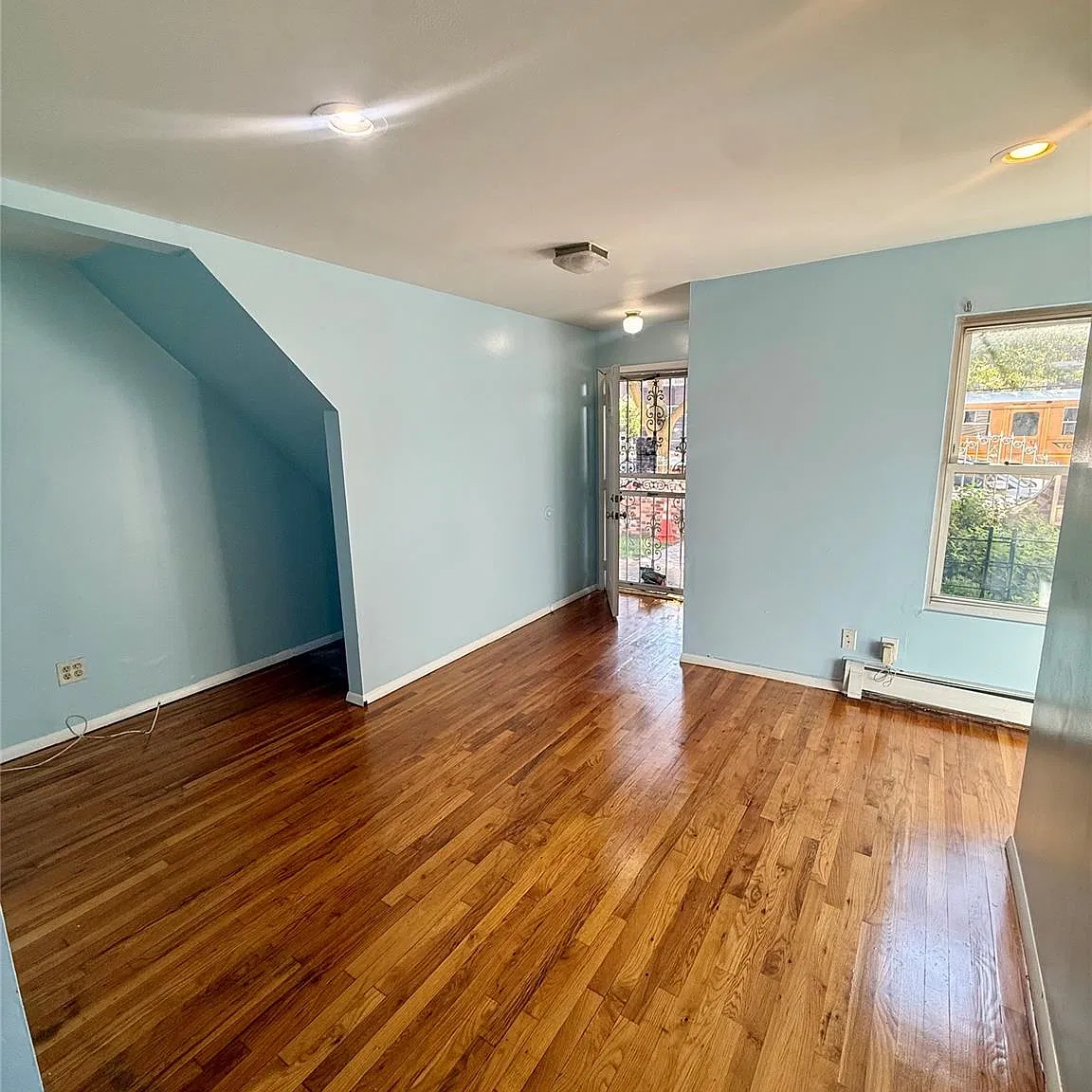 4 bed, 2.0 bath, 2400 sqft, $4,000 — Photo 2
