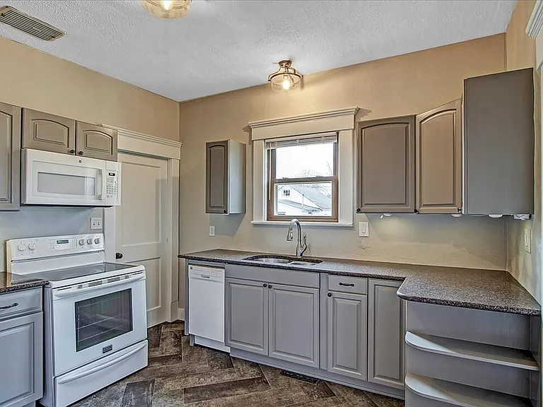 301 E Columbus St — Photo 14
