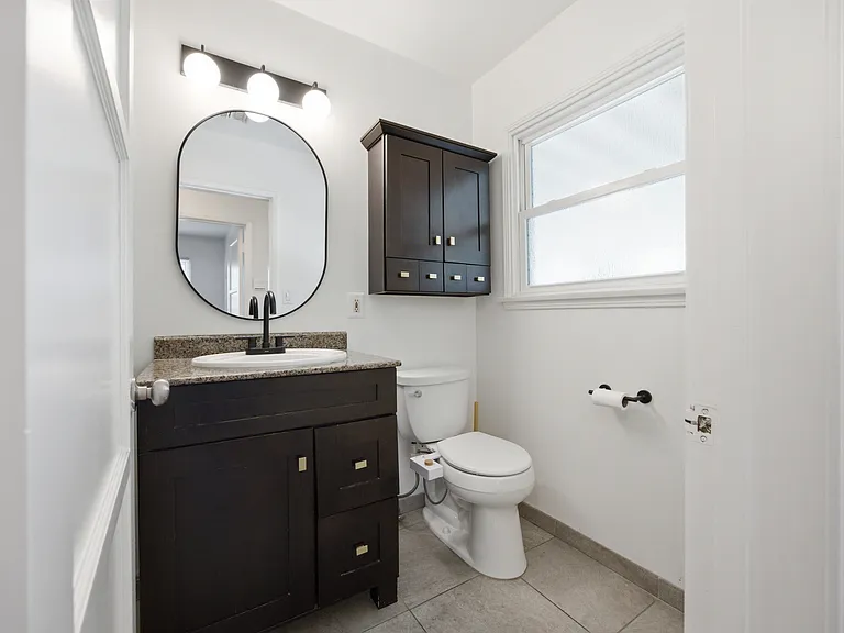 7439 Amestoy Ave — Photo 14