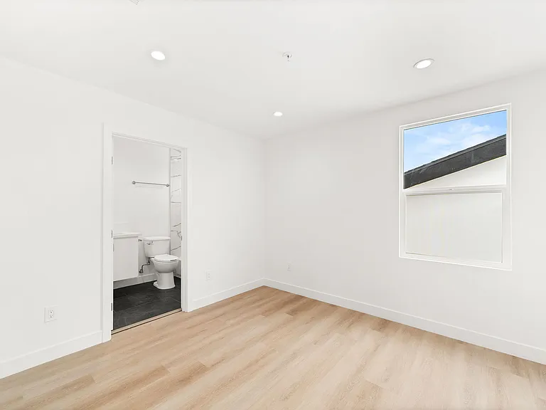 10020-10022 S Broadway St #10020-C — Photo 10