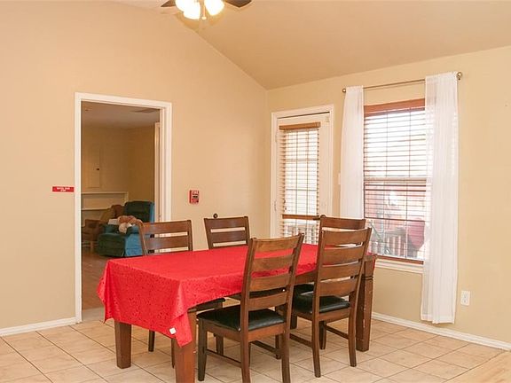 4th image of 2208 Peachtree Ln