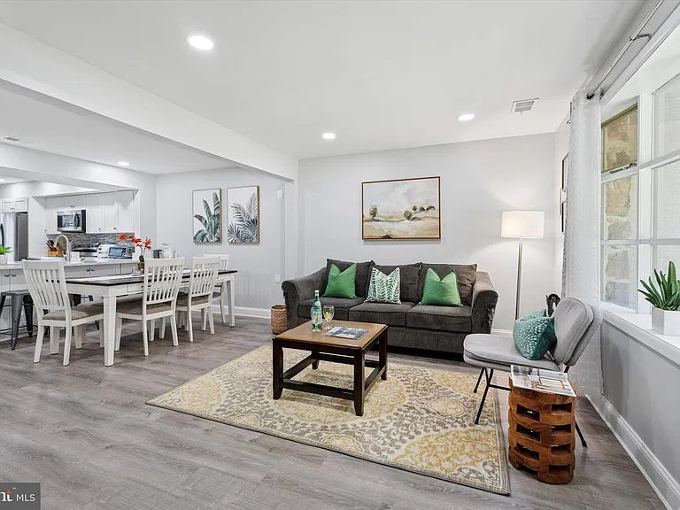 205 Woodside Cir — Photo 3