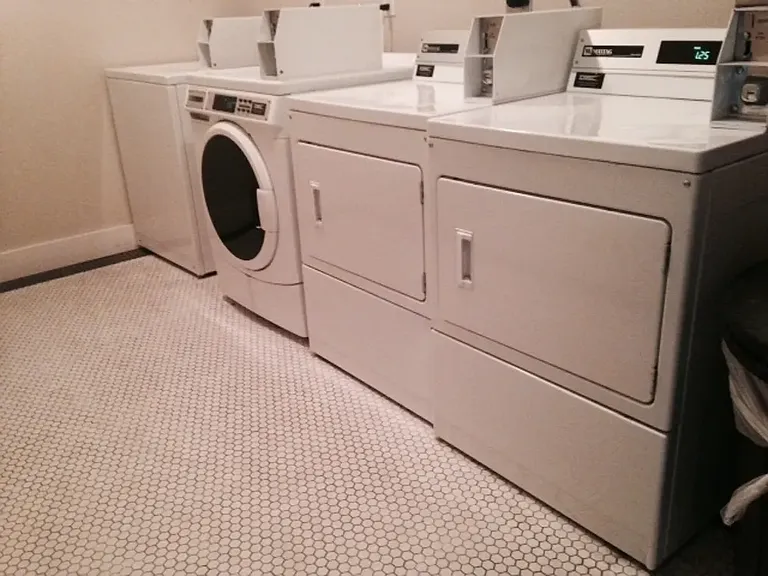 The Avalon House Apts — Photo 7