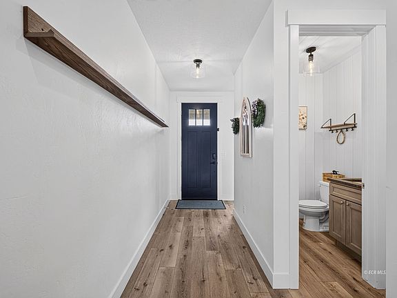 3rd image of 3129 Newcastle Cir