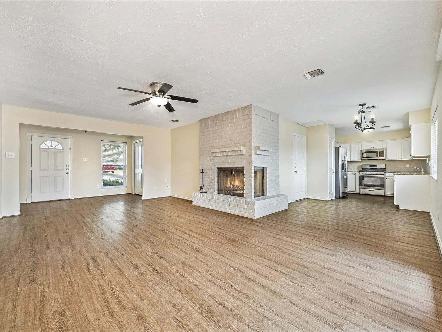 3 bed, 2.0 bath, 1441 sqft, $2,250 — Photo 4