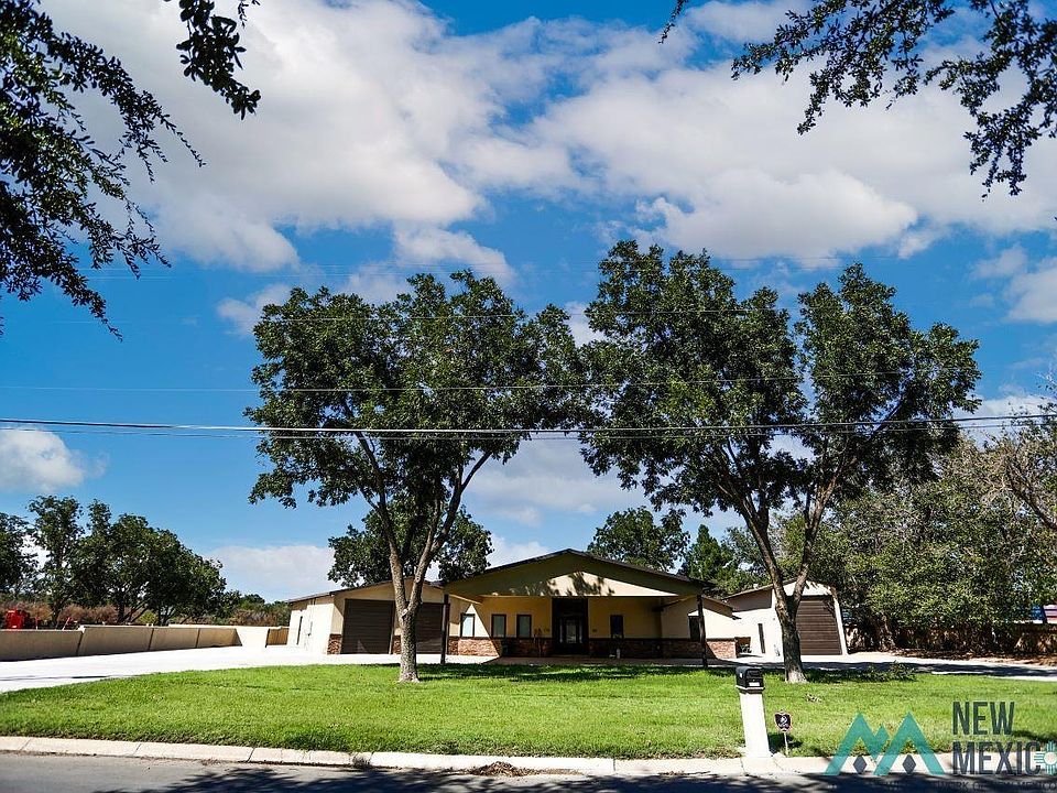 1st image of 302 W Riverside Dr