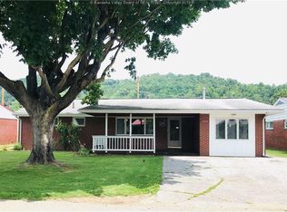 1372 Valentine Cir, Nitro, WV 25143