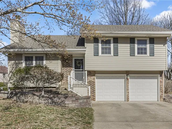 512 N Persimmon Dr, Olathe, KS 66061