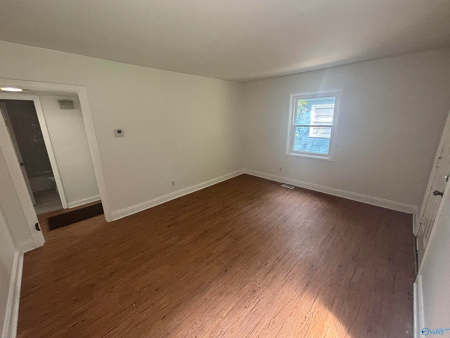 3 bed, 1.0 bath, 1036 sqft, $1,000 — Photo 3