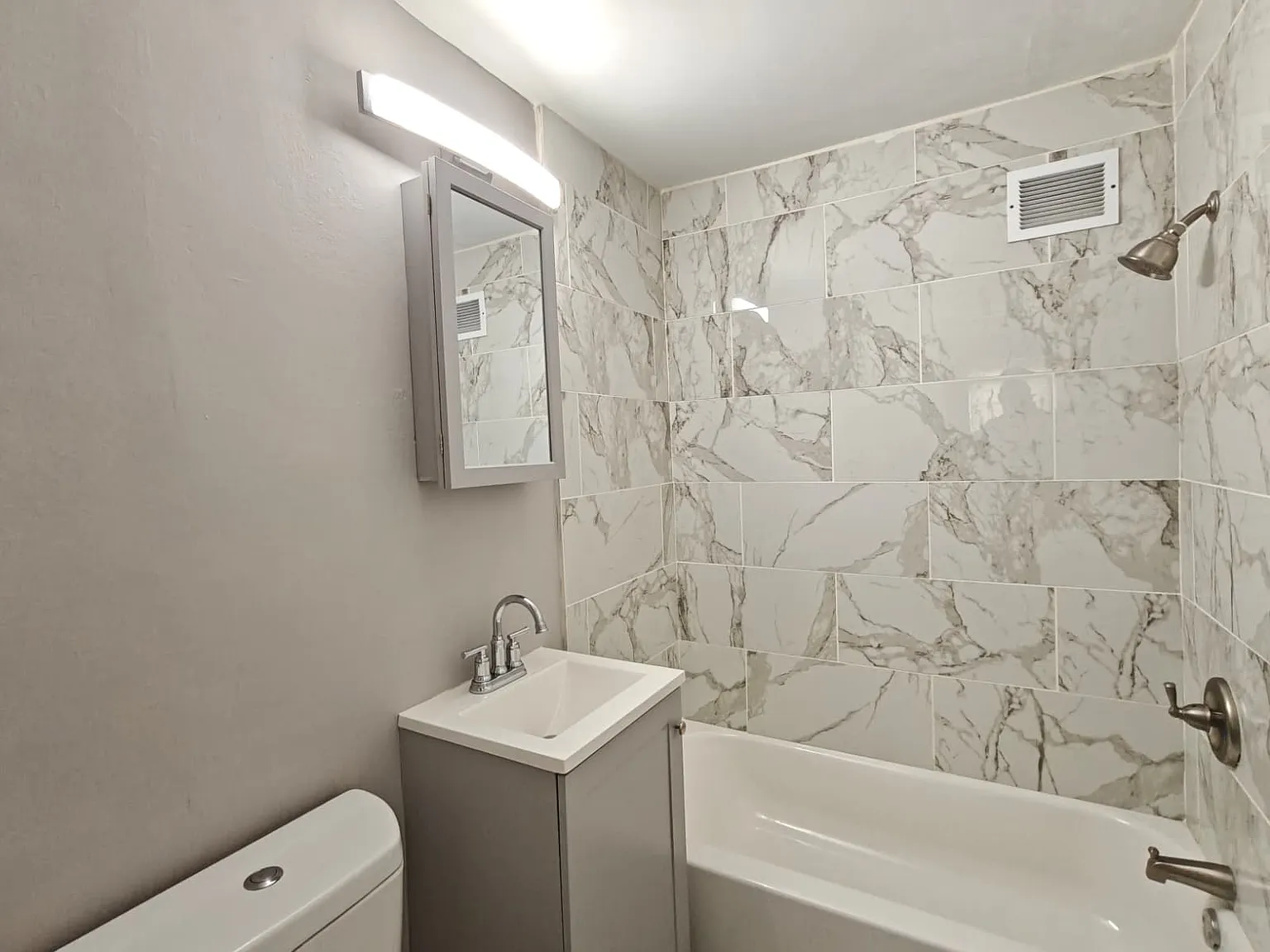 Beautiful Apartment Available Now! — Photo 1