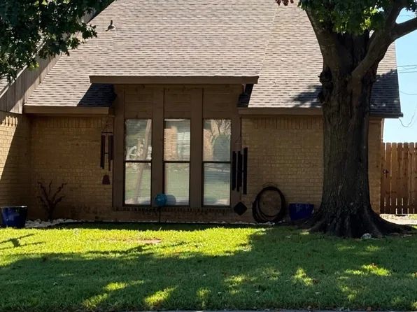 1803 W Jamestown Dr, Ennis, TX 75119