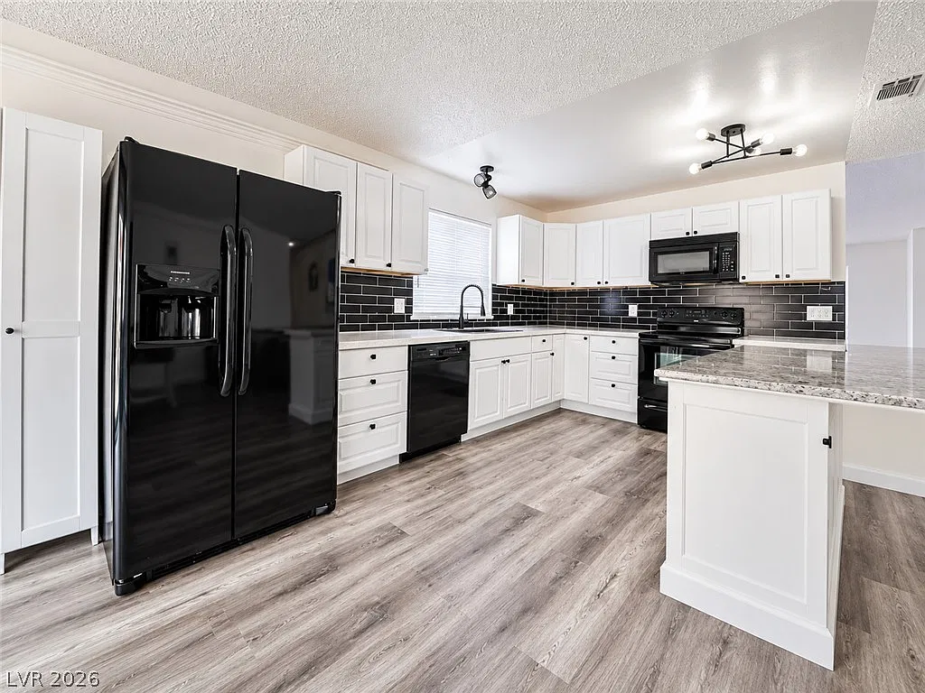4 bed, 1.0 bath, 1636 sqft, $2,200 — Photo 4