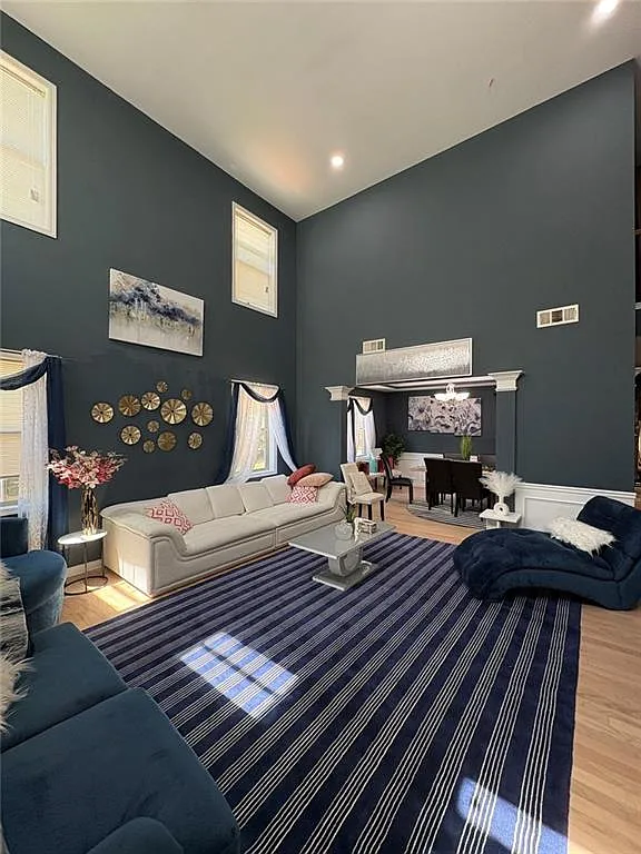 5 bed, 4.0 bath, 4140 sqft, $3,200 — Photo 4