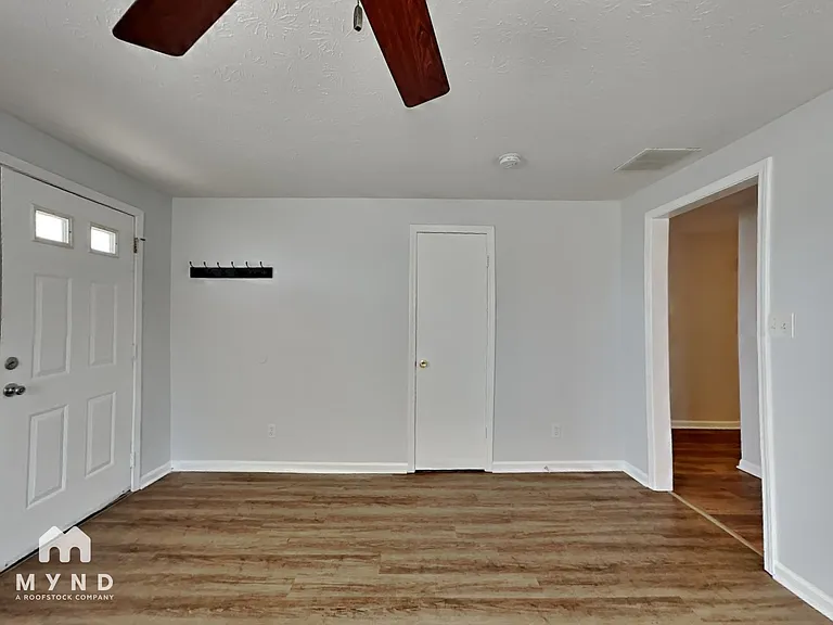 808 W Smith Valley Rd — Photo 2