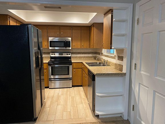 5th image of 743 Lucerne Cir