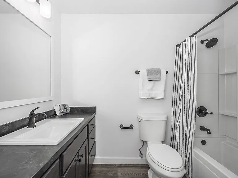 Galbraith Pointe Apartments and Townhomes — Photo 26
