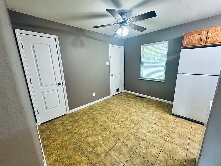 421 Lee Dr — Photo 7