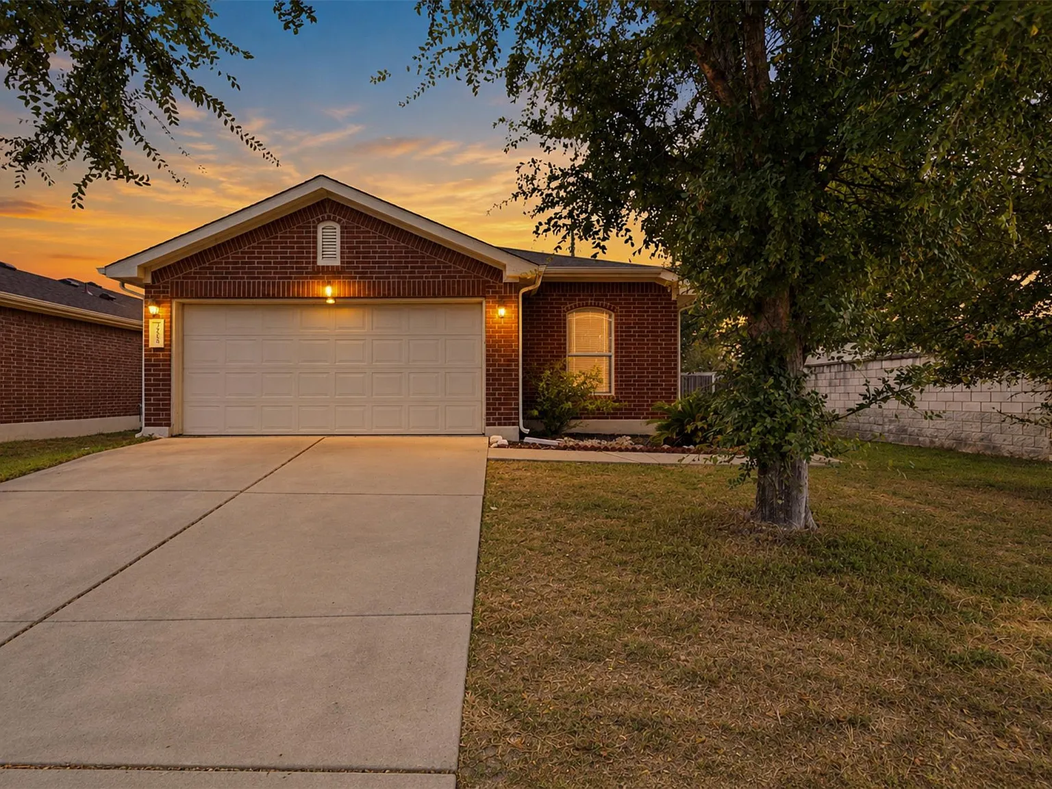 3 bed, 2.0 bath, 1429 sqft, $2,000 — Photo 1