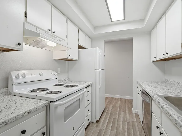 River Court Apartments - Updated Units With A View! — Photo 52