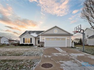 5733 Blue Grass Dr, Walbridge, OH 43465