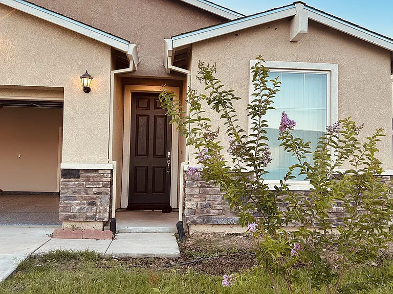 723 Suzanne Dr — Photo 2