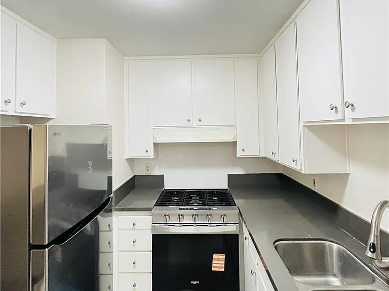 1001 W Macarthur Blvd — Photo 8