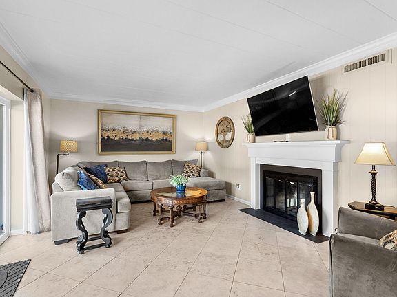 5th image of 10100 Lakeshore Dr #B-1