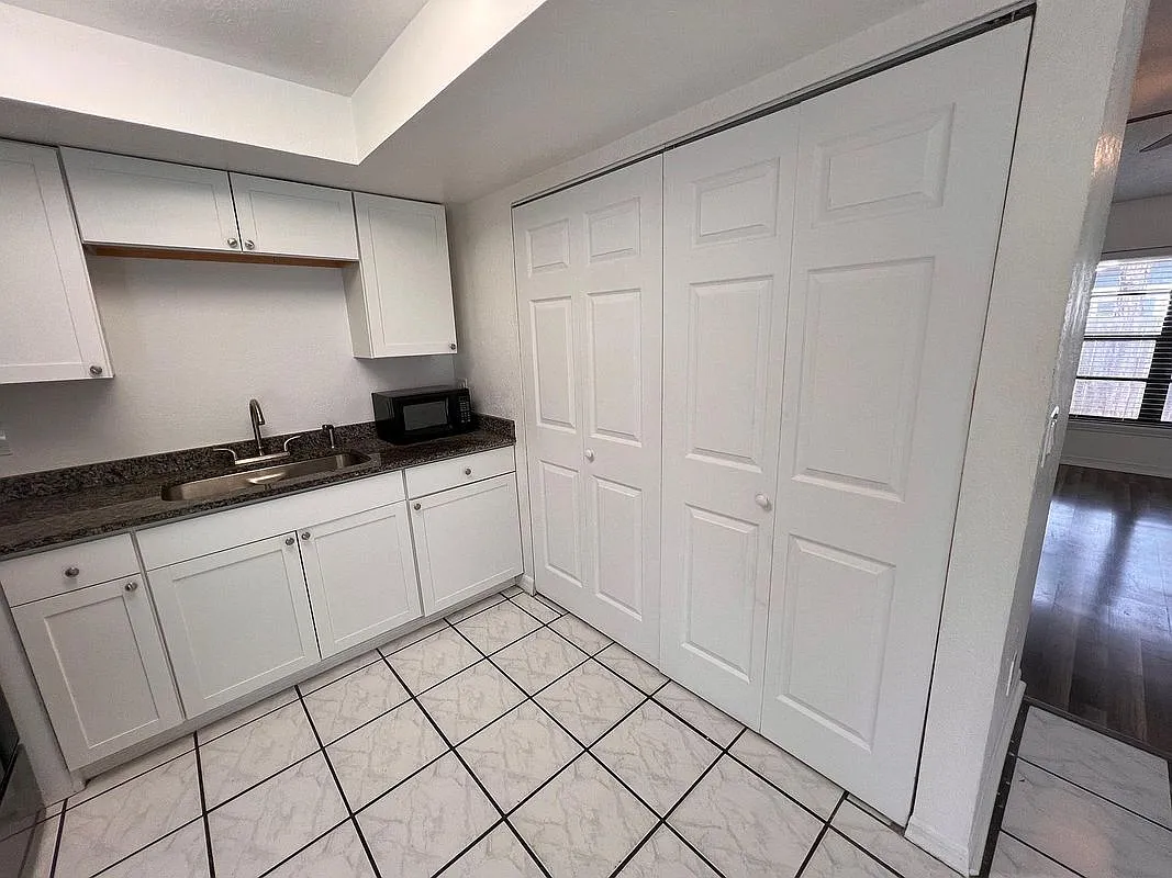 3 bed, 2.0 bath, 1219 sqft, $2,300 — Photo 3