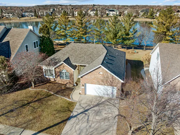 704 Lake Ridge Dr, South Elgin, IL 60177