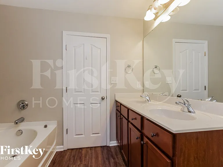 2936 Village Center Dr — Photo 13