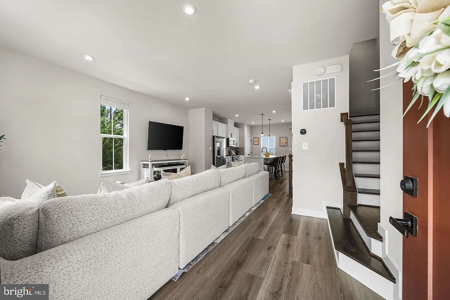 4 bed, 3.5 bath, 2400 sqft, $4,000 — Photo 2