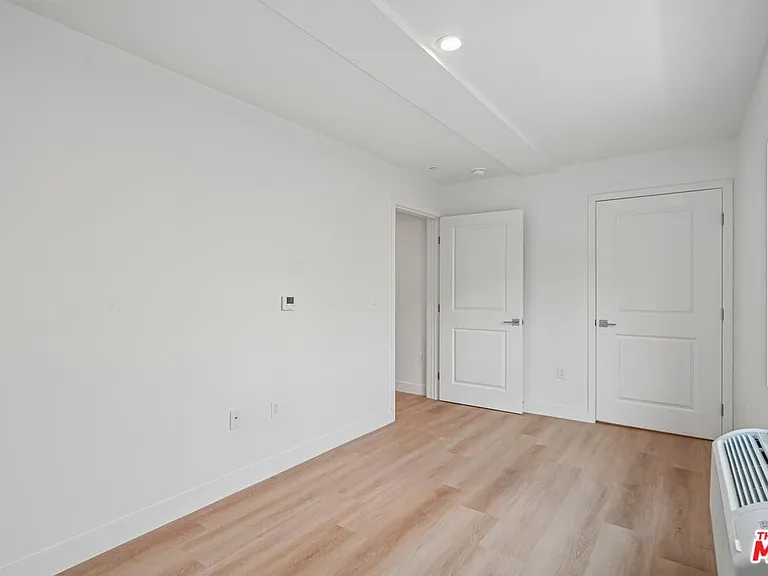 3221 W 71st St — Photo 16