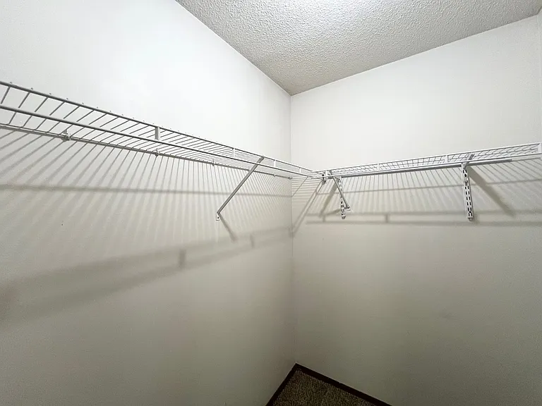Oakridge Apartments — Photo 44