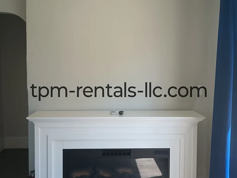 469 N 3rd Ave #C — Photo 1