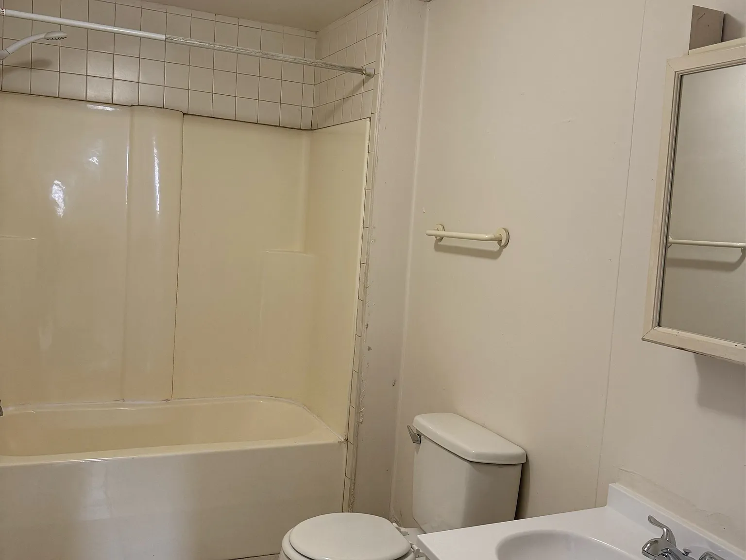 1020 Jamison Ave - 4 — Photo 2