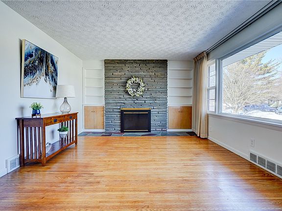 4th image of 9 E Crest Dr