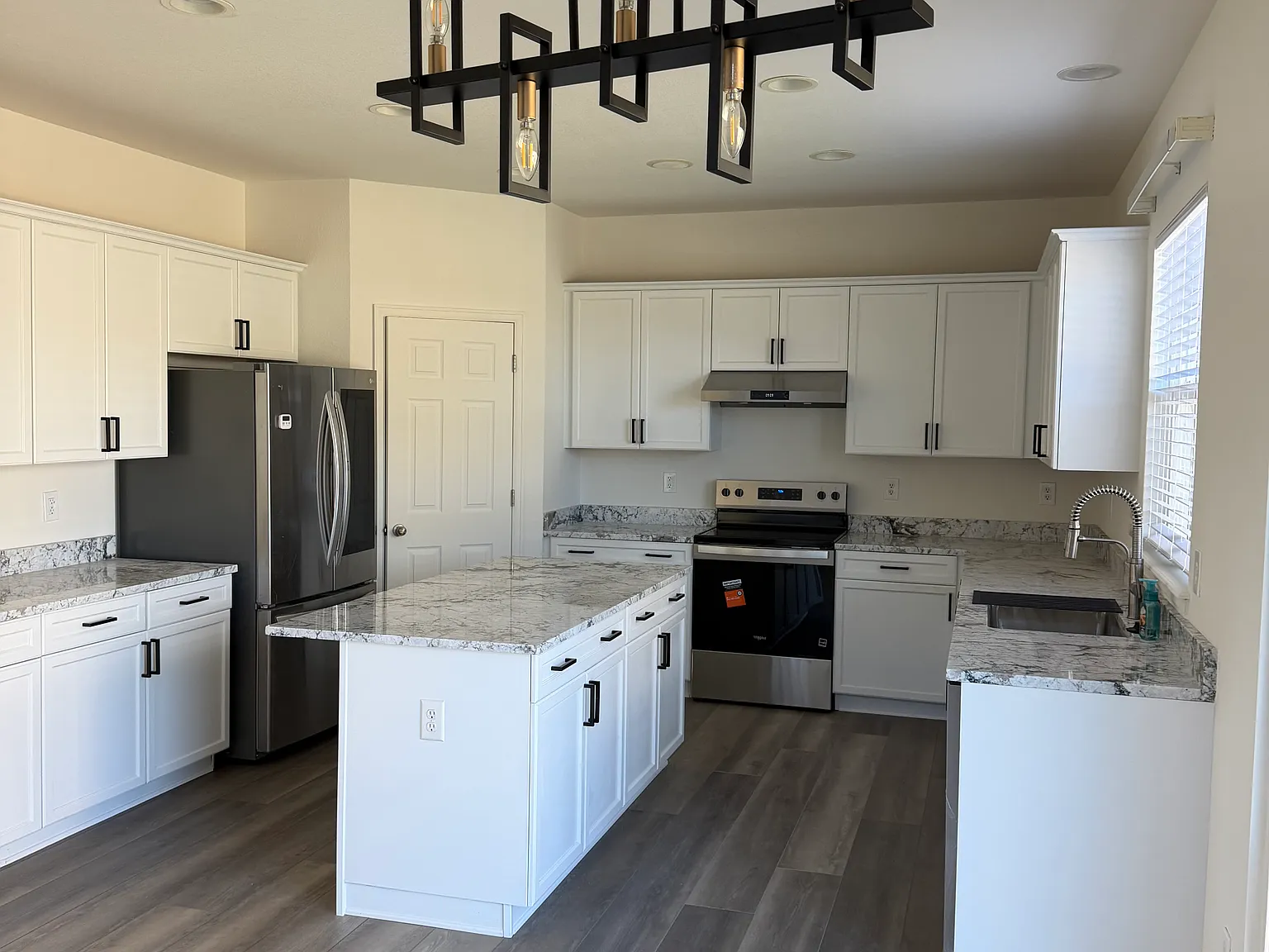 5 bed, 2821 sqft, $3,500 — Photo 2