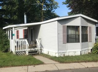 11 E Manor St, Oxford, MI 48371