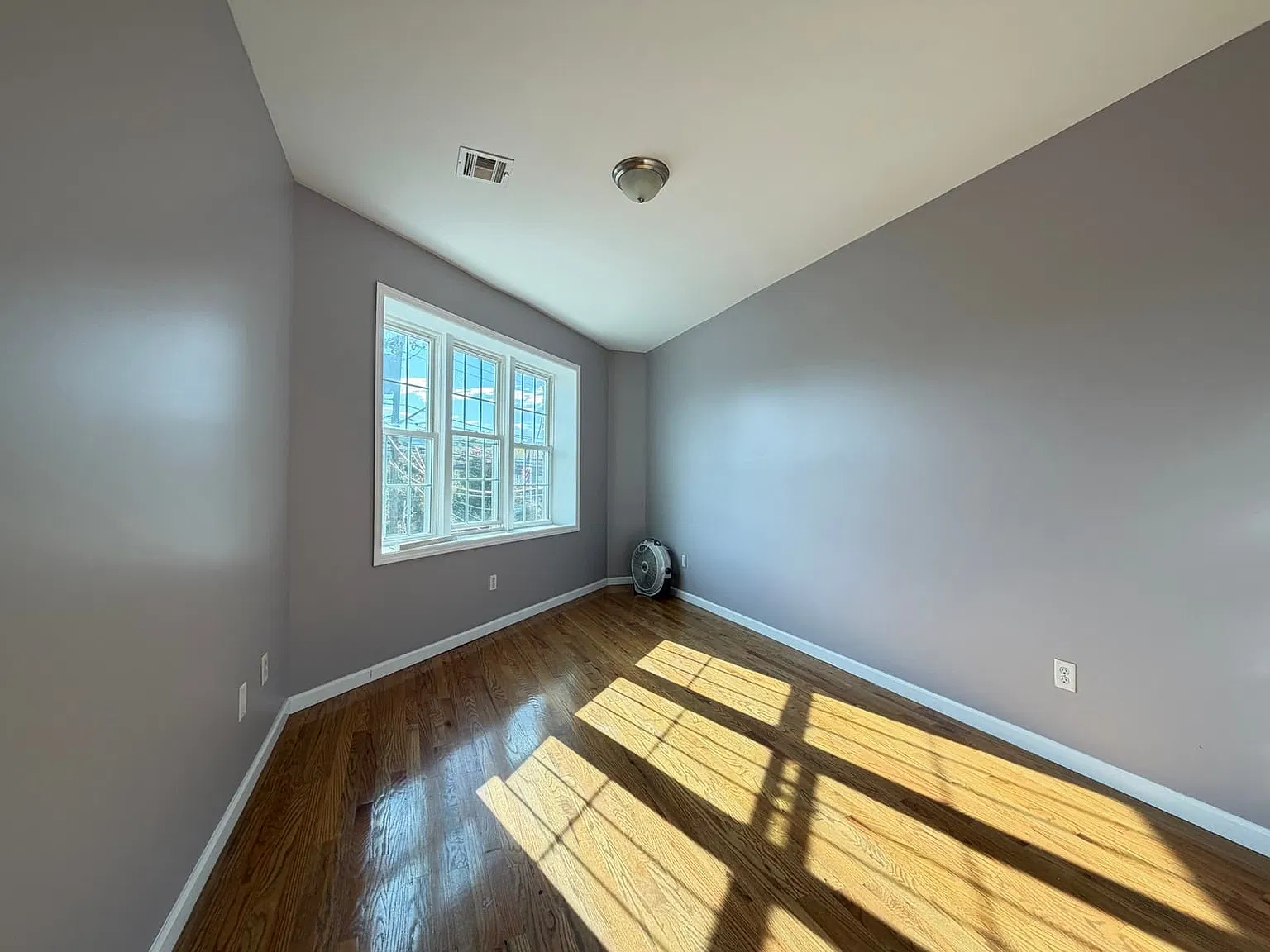 3 bed, 1000 sqft, $2,495 — Photo 4