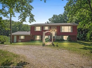 25535 Napier Rd, South Lyon, MI 48178