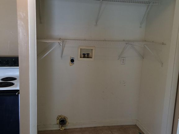 washer / dryer hookups