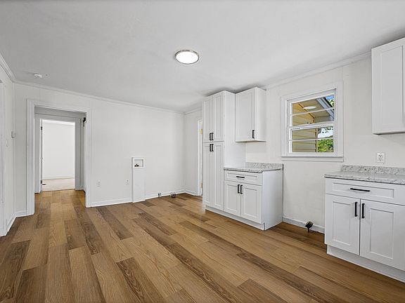 5th image of 205 Kay St